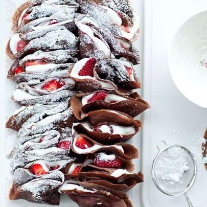 Шоколадные блины с клубникой