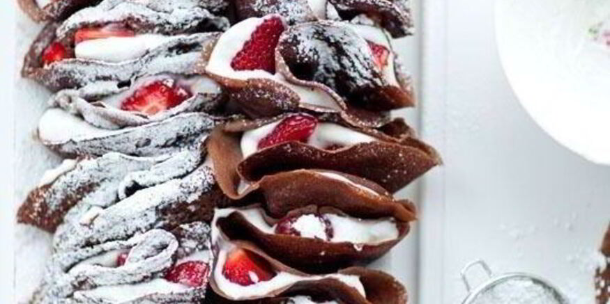 Рецепт шоколадных блинов с клубникой