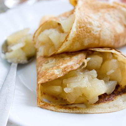 Тонкие блинчики с пряной яблочной начинкой