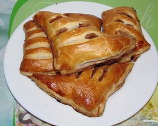 Булочки из слоеного теста с яблоками