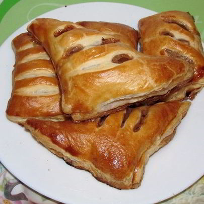 Булочки из слоеного теста с яблоками