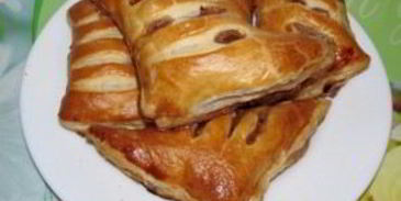 булочки из слоеного теста с яблоками