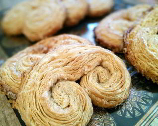 Булочки из слоеного теста Свиные уши