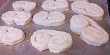 булочки из слоеного теста свиные уши