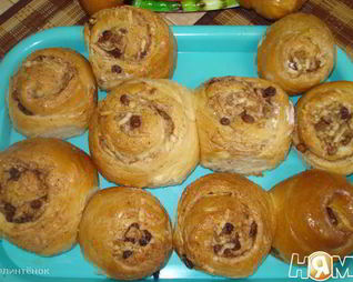 Булочки с корицей, изюмом и яблоками