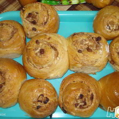 Булочки с корицей, изюмом и яблоками