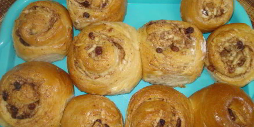 Рецепт булочек с корицей, изюмом и яблоками