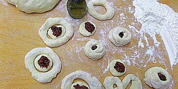 булочки с курагой из дрожжевого теста