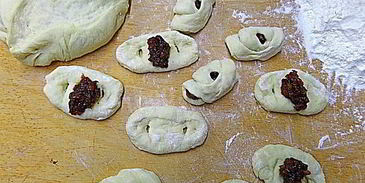 булочки с курагой из дрожжевого теста