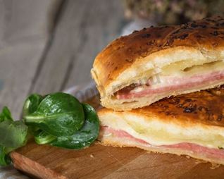 Булочки с ветчиной и сыром из слоеного теста