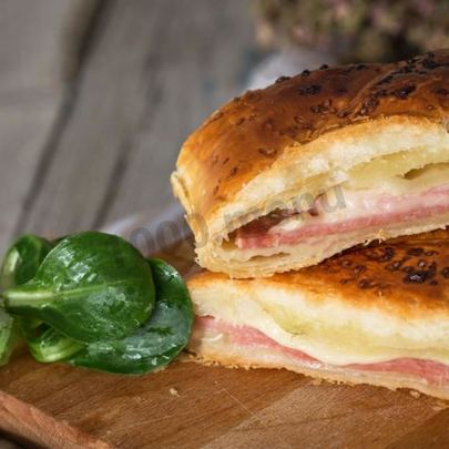 Булочки с ветчиной и сыром из слоеного теста