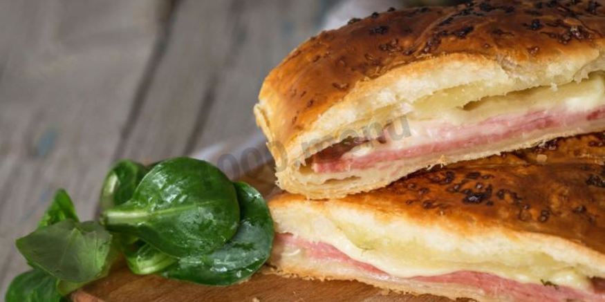 Рецепт булочек с ветчиной и сыром из слоеного теста