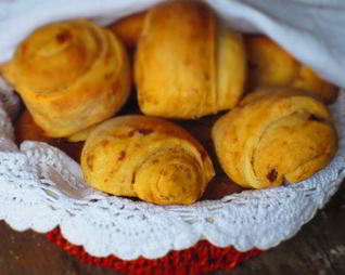 Булочки с вялеными помидорами