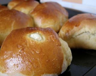 Дрожжевые булочки с творогом и корицей