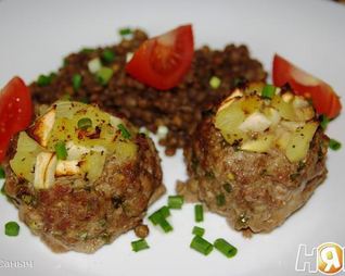 Мясные ватрушки с фруктовой начинкой