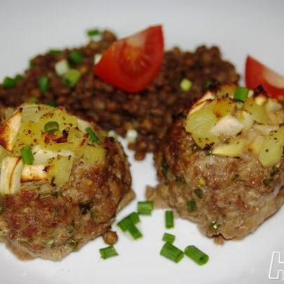 Мясные ватрушки с фруктовой начинкой