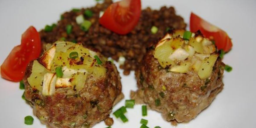 Рецепт мясных ватрушек с фруктовой начинкой