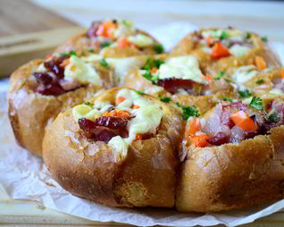 Сырные булочки с яйцом и беконом