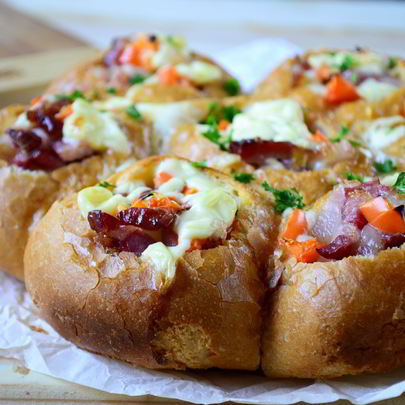 Сырные булочки с яйцом и беконом