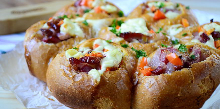 Рецепт сырных булочек с яйцом и беконом