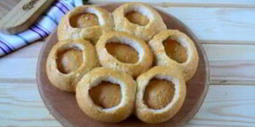 сырные булочки с яйцом и беконом