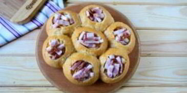 сырные булочки с яйцом и беконом