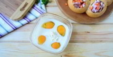 сырные булочки с яйцом и беконом