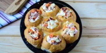 сырные булочки с яйцом и беконом