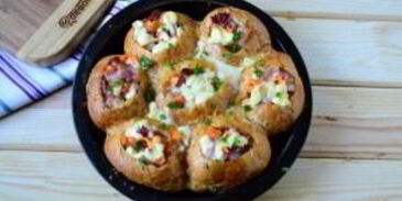 сырные булочки с яйцом и беконом