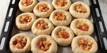 ватрушки с яблочной начинкой и штрейзелем