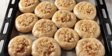 ватрушки с яблочной начинкой и штрейзелем