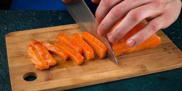 закусочные мини-круассаны с красной рыбой