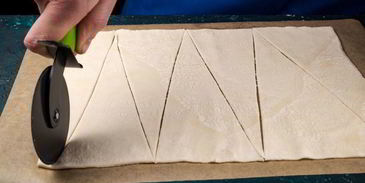 закусочные мини-круассаны с красной рыбой