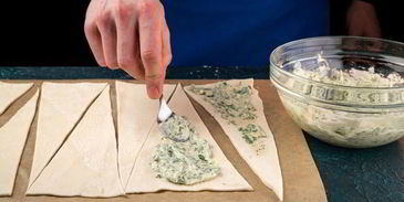 закусочные мини-круассаны с красной рыбой