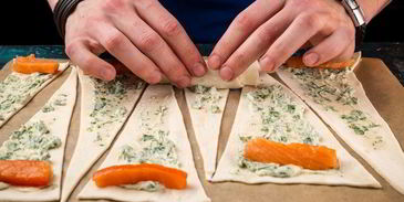 закусочные мини-круассаны с красной рыбой