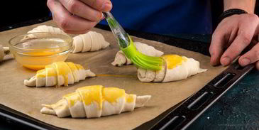 закусочные мини-круассаны с красной рыбой