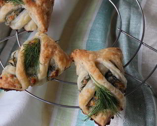 Быстрые слойки с брынзой и зеленью