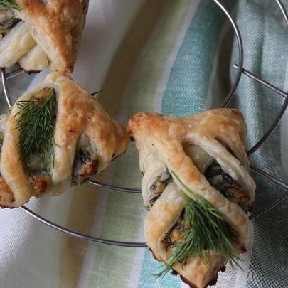 Быстрые слойки с брынзой и зеленью