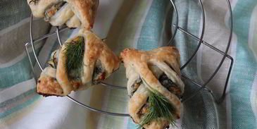 быстрые слойки с брынзой и зеленью