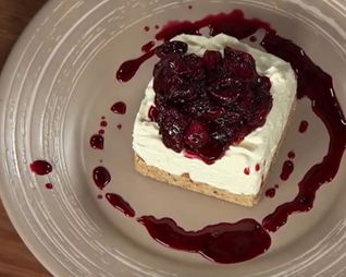 Домашний чизкейк с соусом фламбе из вишни