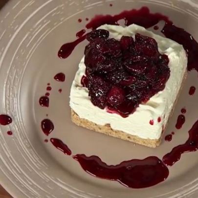 Домашний чизкейк с соусом фламбе из вишни