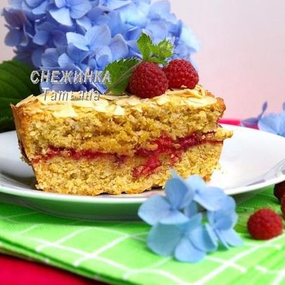 Ароматный миндальный кекс с малиной