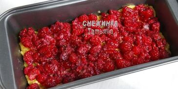 ароматный миндальный кекс с малиной