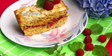 ароматный миндальный кекс с малиной