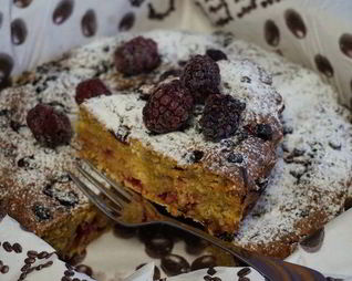 Кекс морковно-апельсиновый с брусникой