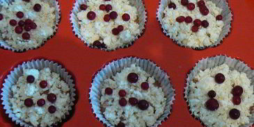 шоколадно-творожные кексы с брусникой