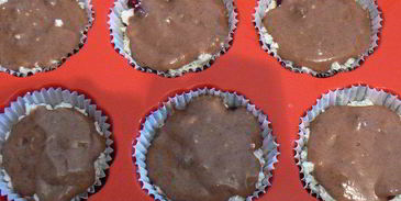 шоколадно-творожные кексы с брусникой