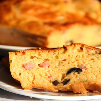 Томатный кекс с ветчиной и маслинами