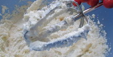 трехслойный кекс с вяленым кизилом