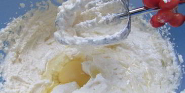 трехслойный кекс с вяленым кизилом